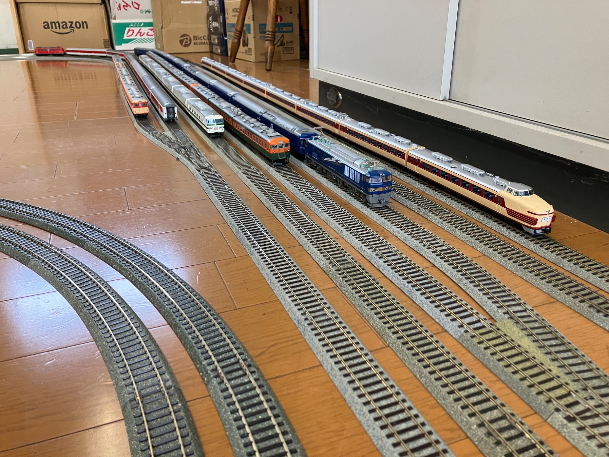 室内に広く敷設したHOゲージ複線レイアウト