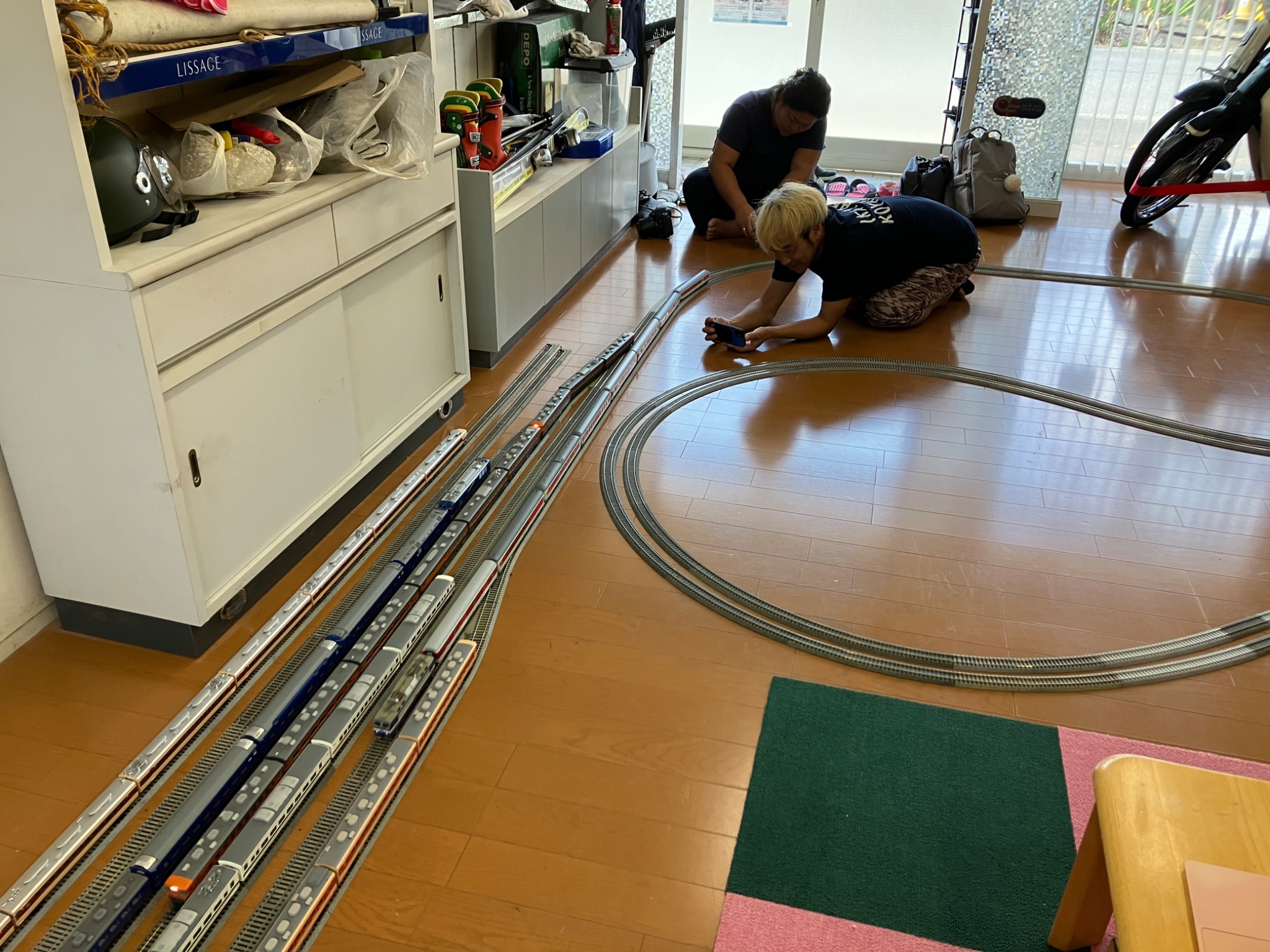 HOゲージ車両を撮影しながら楽しむ様子